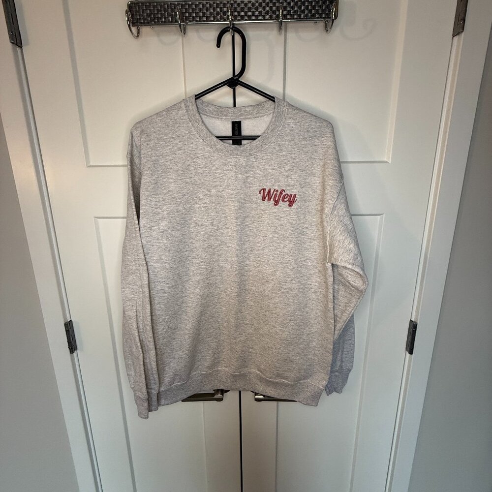 Gildan Heavy Blend Women's Wifey Embroidered Gray Fleece Crewneck Size M New